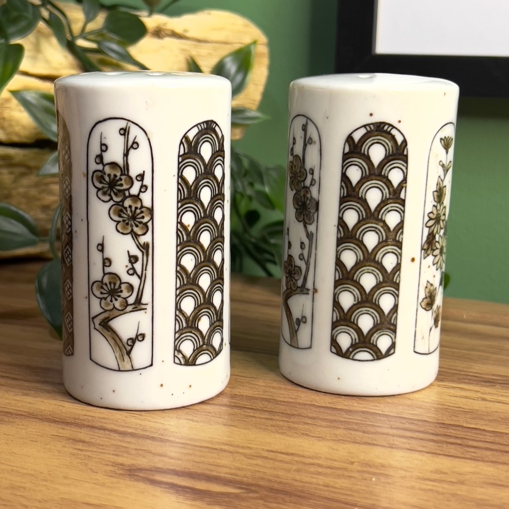 2pcs • Vintage ceramic salt and pepper shaker • OMC in Japan • 1960